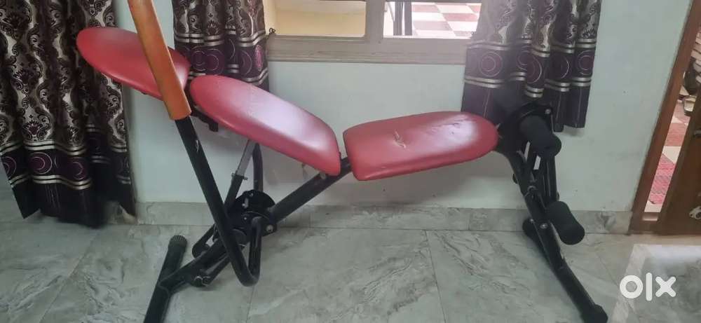 Compact abs workout machine