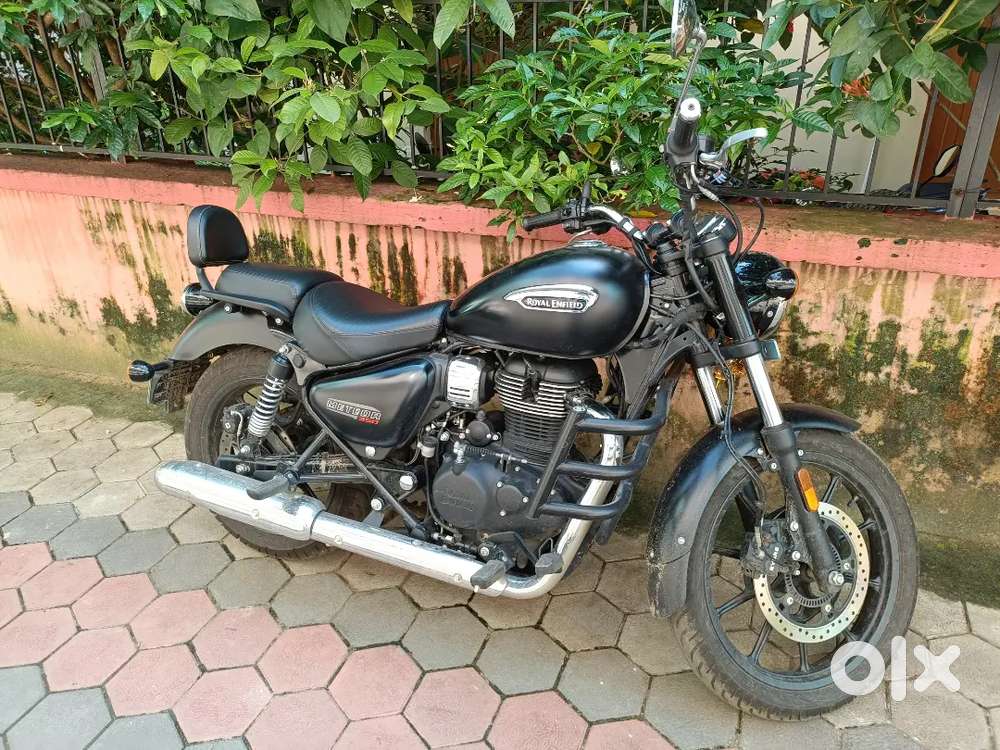Royal Enfield meteor 350 (matt black)