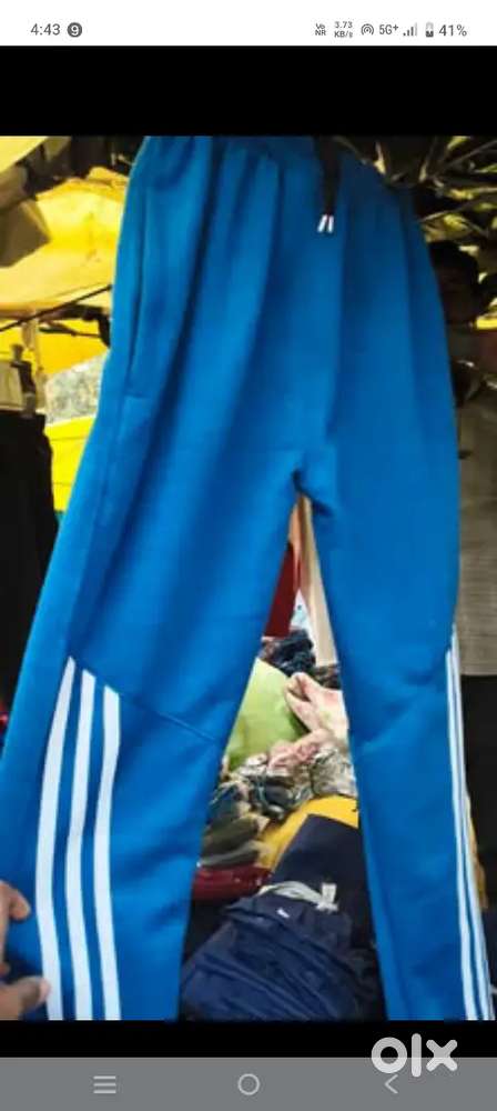 चलते-फिरते ट्रॉली कपड़े की दुकान पर सेल्समैन की जरूरत है