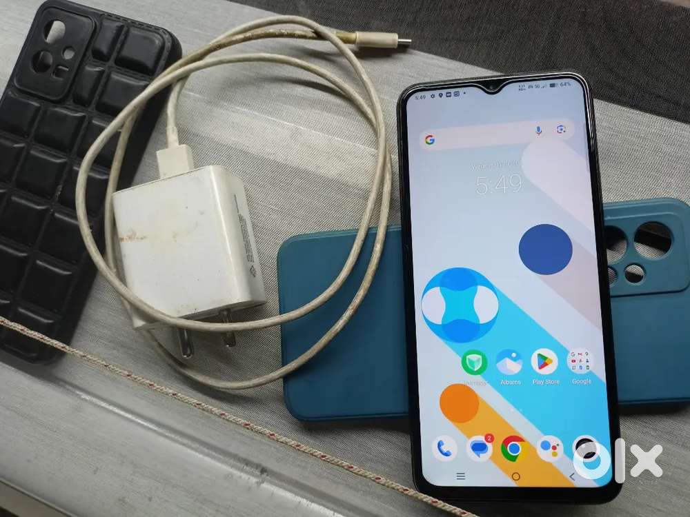 Vivo y 75 5G 8 + 128 hai  1 year par hai phone or carjer hai bas Ghar