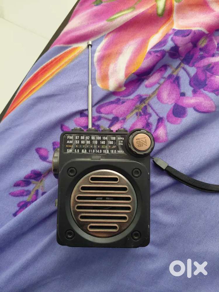 Retro style FM radio, torch, solar charging
