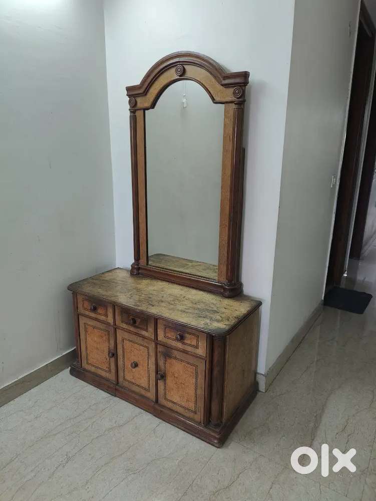 Elegant Wooden Dressing Table with Mirror – Vintage Charm