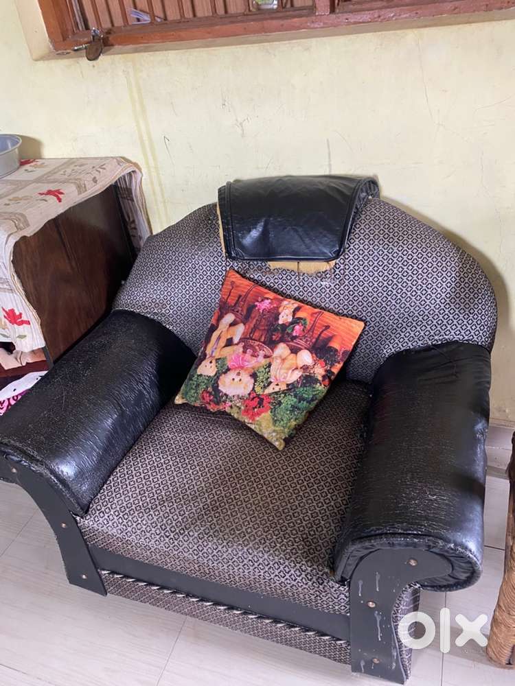 Ye sofa me bas thoda reapairing karna hai baki bahut accha hai