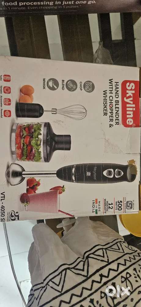 Hand blender with chopper and whisker