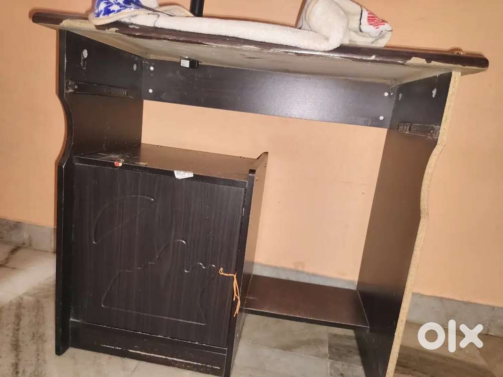 Computer table in good condition