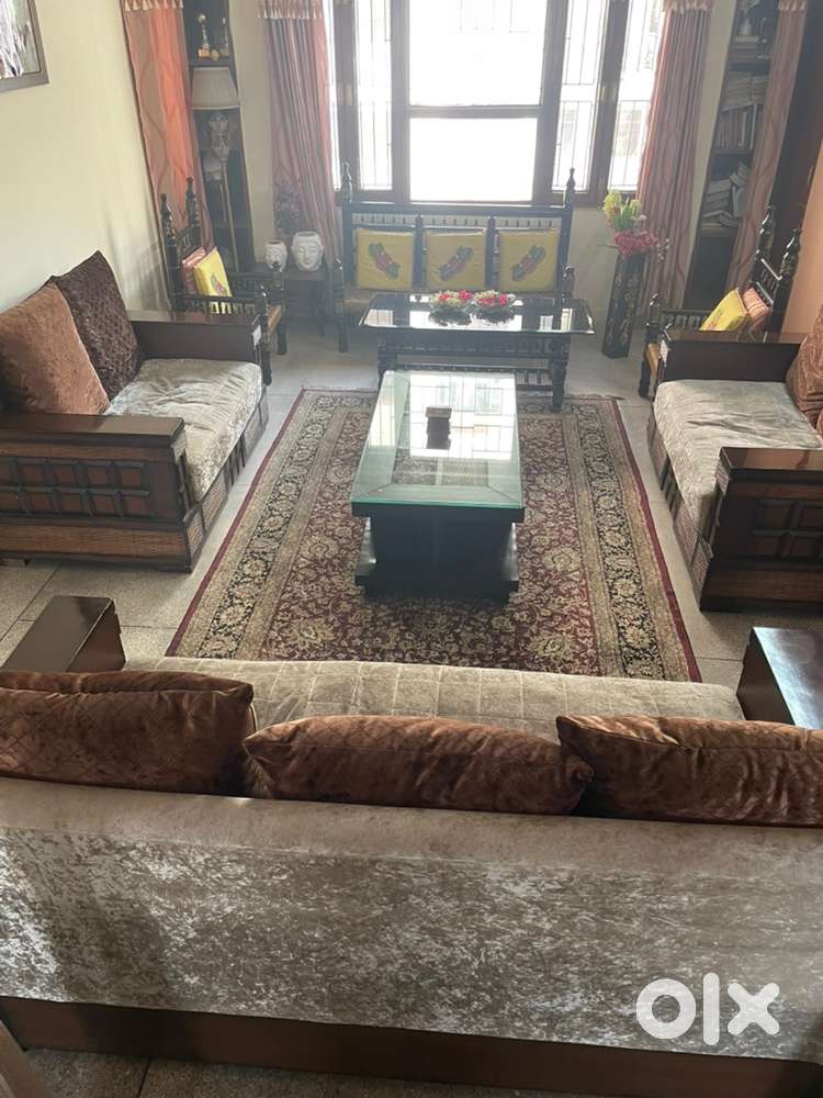 7 seater elegant and comfortable sofa with table