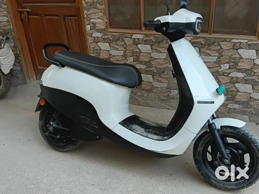 10/2013 Ola S1Air / Sec 9a gurgaon