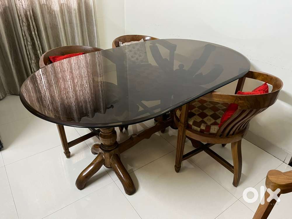 4 Seater dining table with chairs