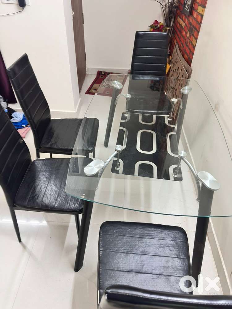 4 seater Dining table