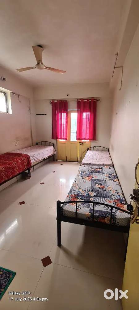 GIRLS PG AVAILABLE ON COT-BASIS SHARING