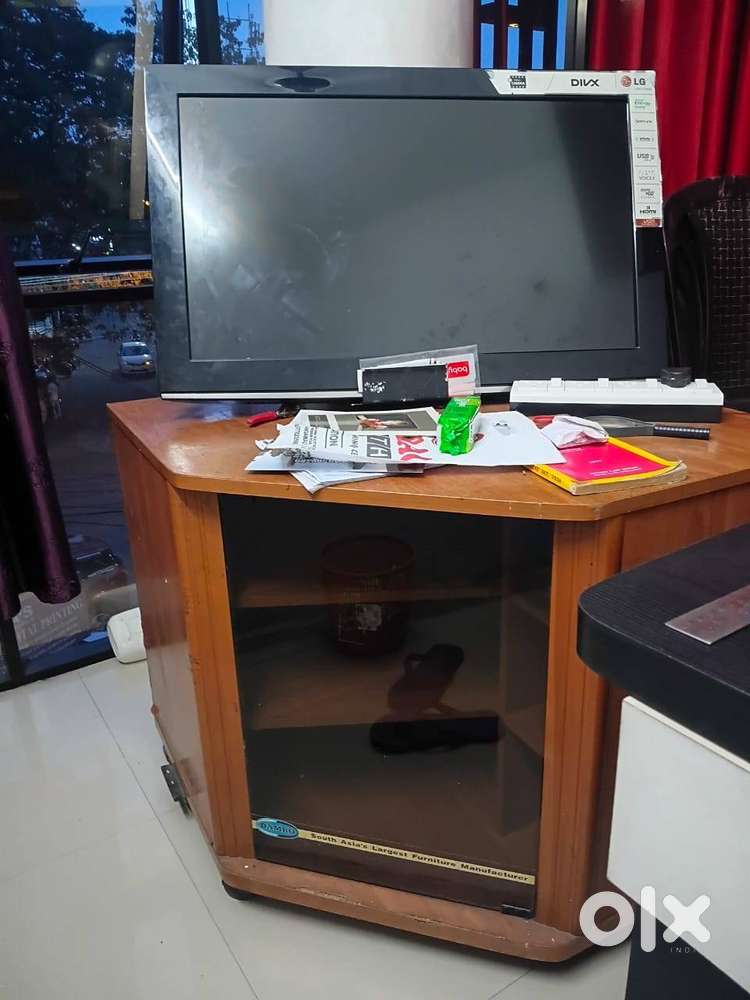 LG LCD  32  INCH  LCD TV WITH WALL MOUNT FOR SALE