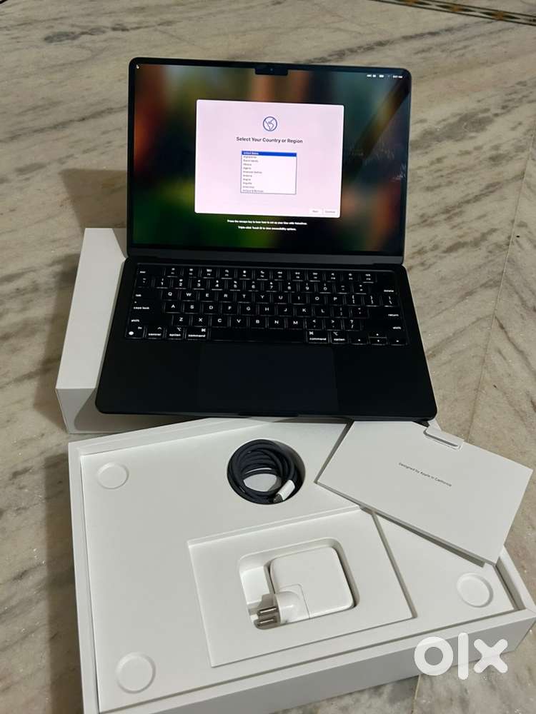 Macbook M2 (16GB Ram 256GB SSD)