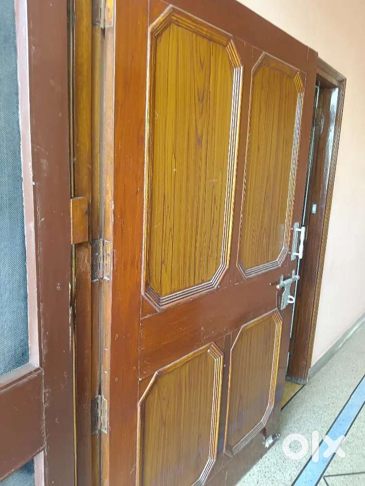 DOOR AND DOOR FRAME