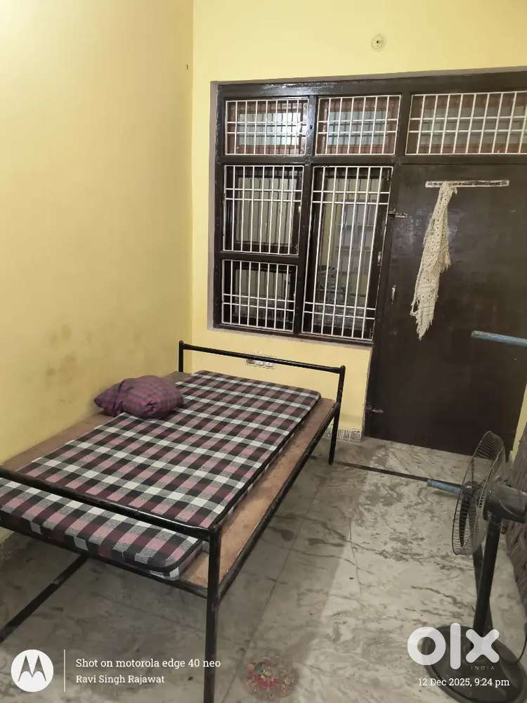 Single room hai koi dikat nhi hai 3000 mai light pani sab kuch hai