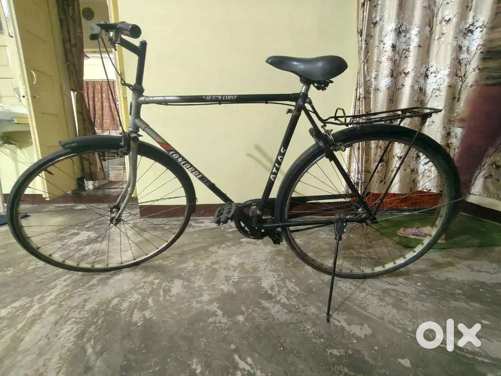 साफ सुथरी कंडीशन में चलाने लायक साइकिल