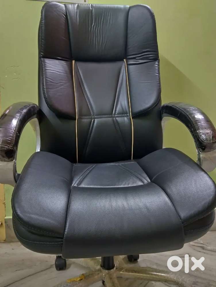 I'm Selling a One Month Old Office Chair and Table, Both are Brand New