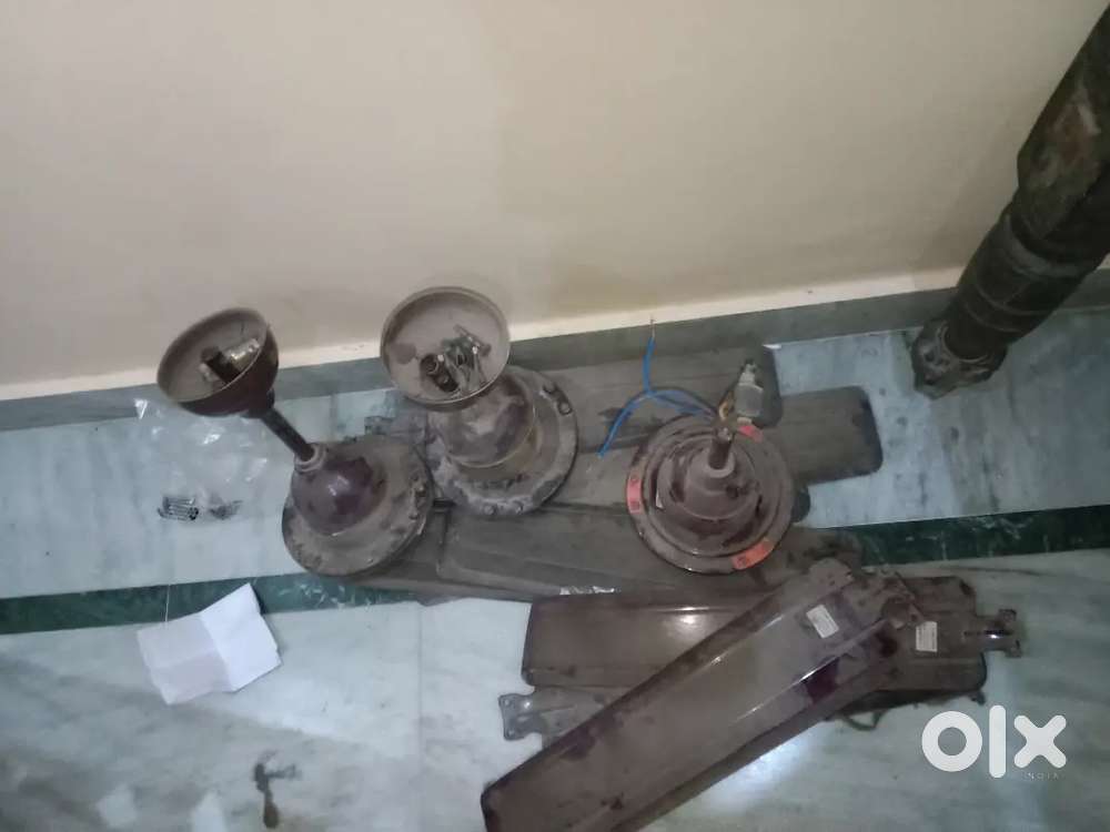 छत के पुराने पंखे अच्छी स्पीड में विकाऊ नये लगाये है इसलिए बेच रहे है