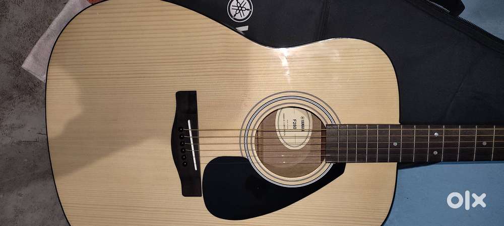 YAMAHA F280 Acoustic Guitar 5 month old