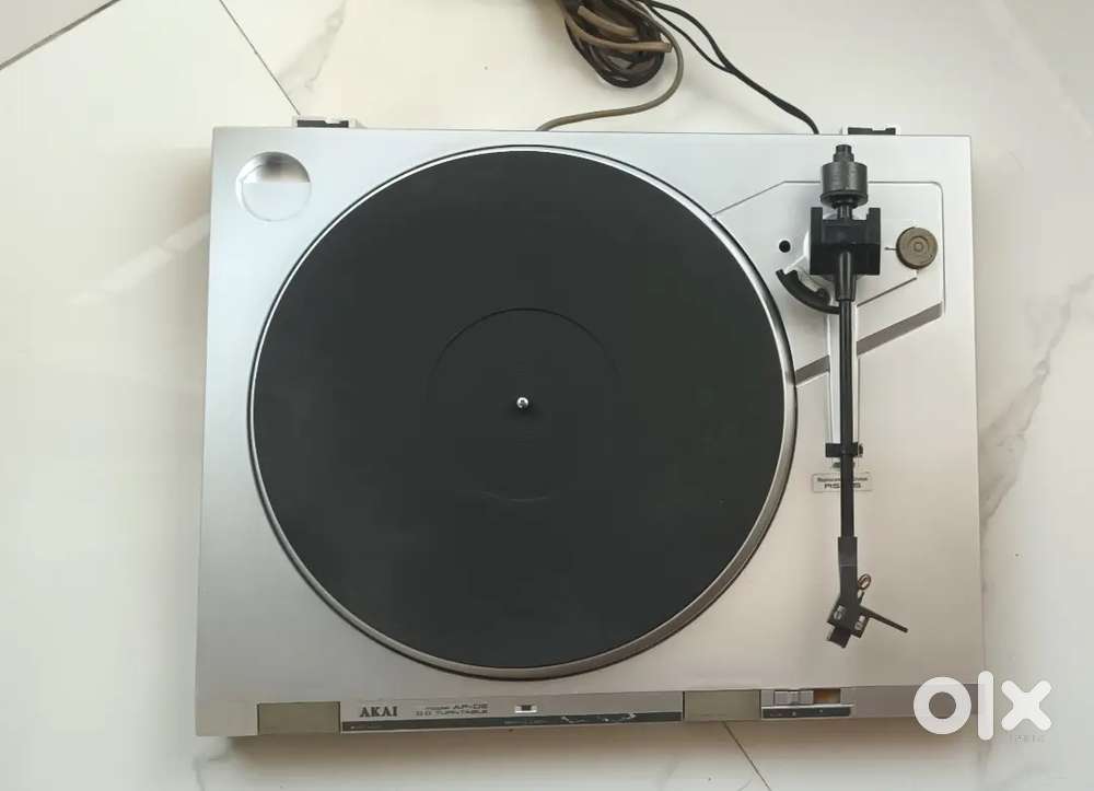 AKAI AP-D2 D-D Auto Return QuesLock Turntable