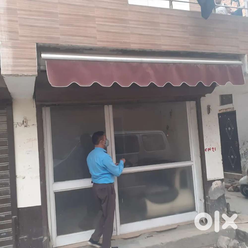 Shop for sale dwarka 15 gj ki shop h 9.18 ki h