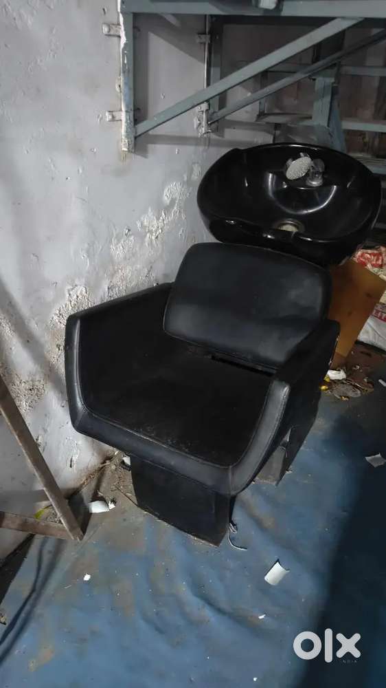 SALOON CHAIR AND MASSAGE Bed