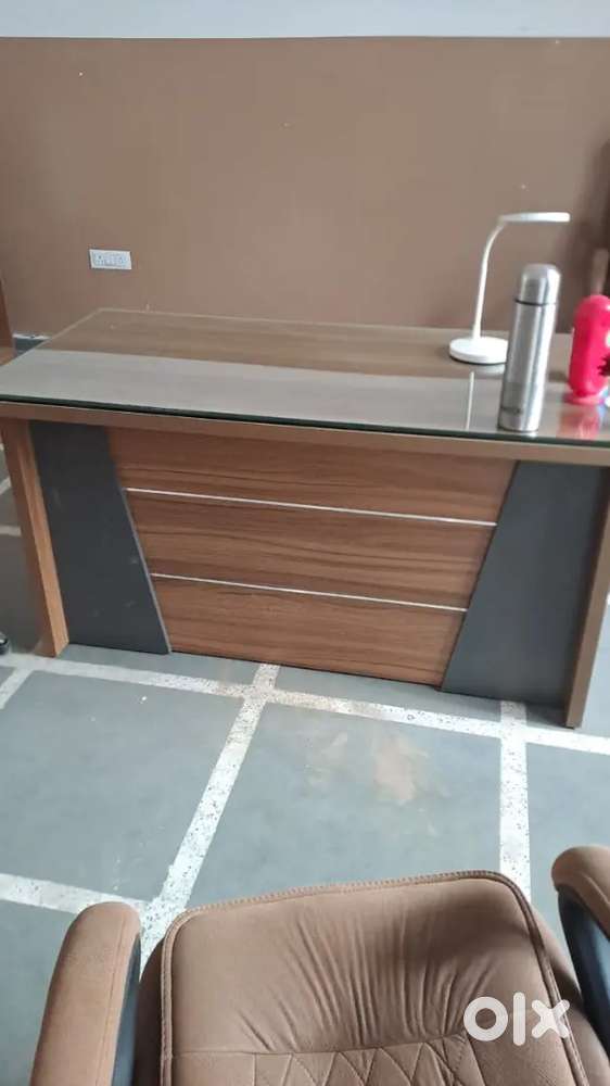 Premium quality office desk with side table and Premium office chairs