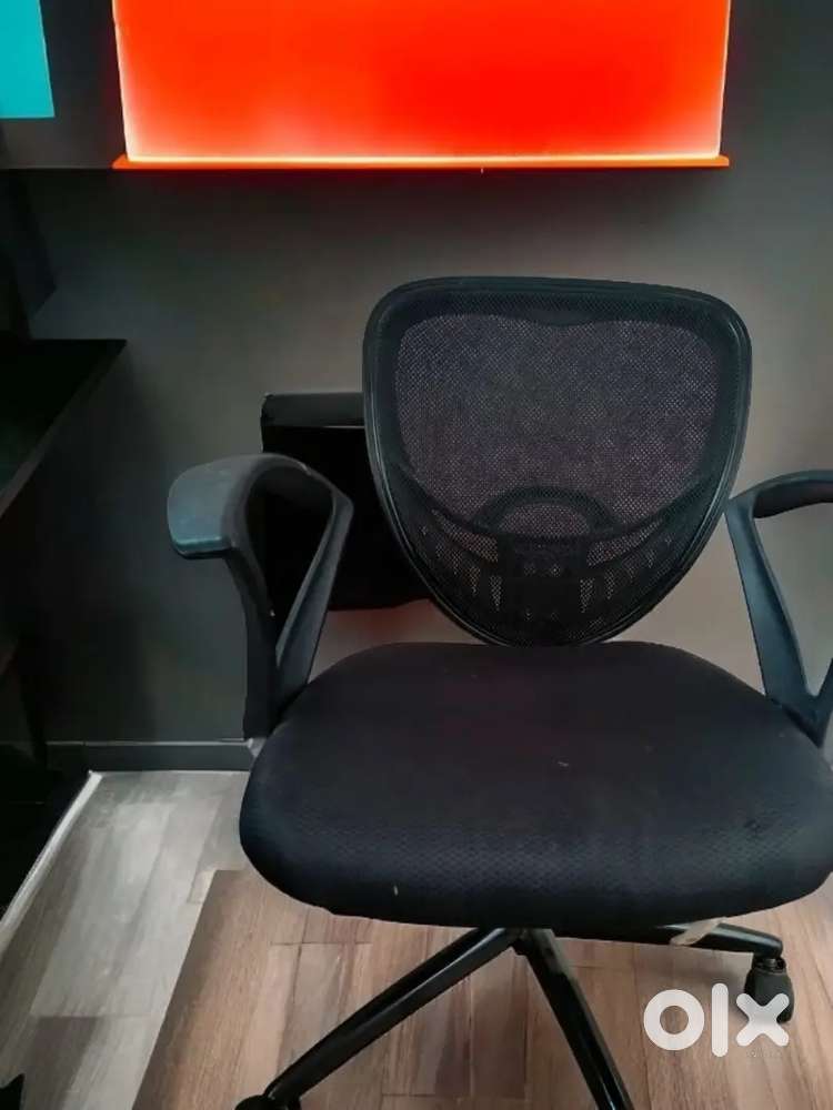 Comfy mesh office chair in good