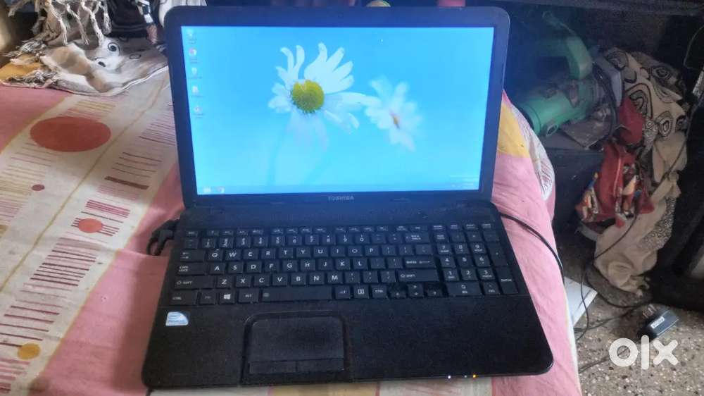 THOSHIBA 4 GBRAM 320 GB HDD WIFI CAMRA WINDOWS 8 1.6 INCH SCREEN
