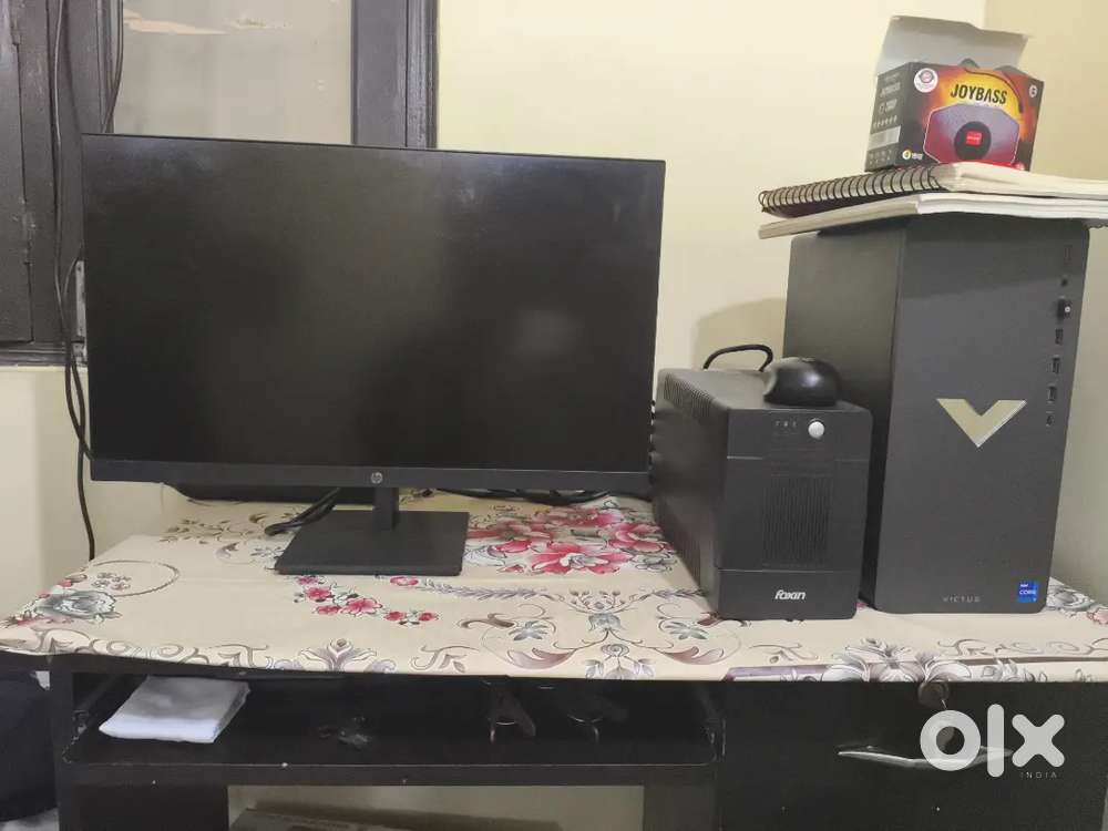 Gaming desktop with table with ups