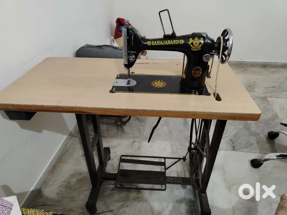 Showing Machine (સિલાઈ મશીન)