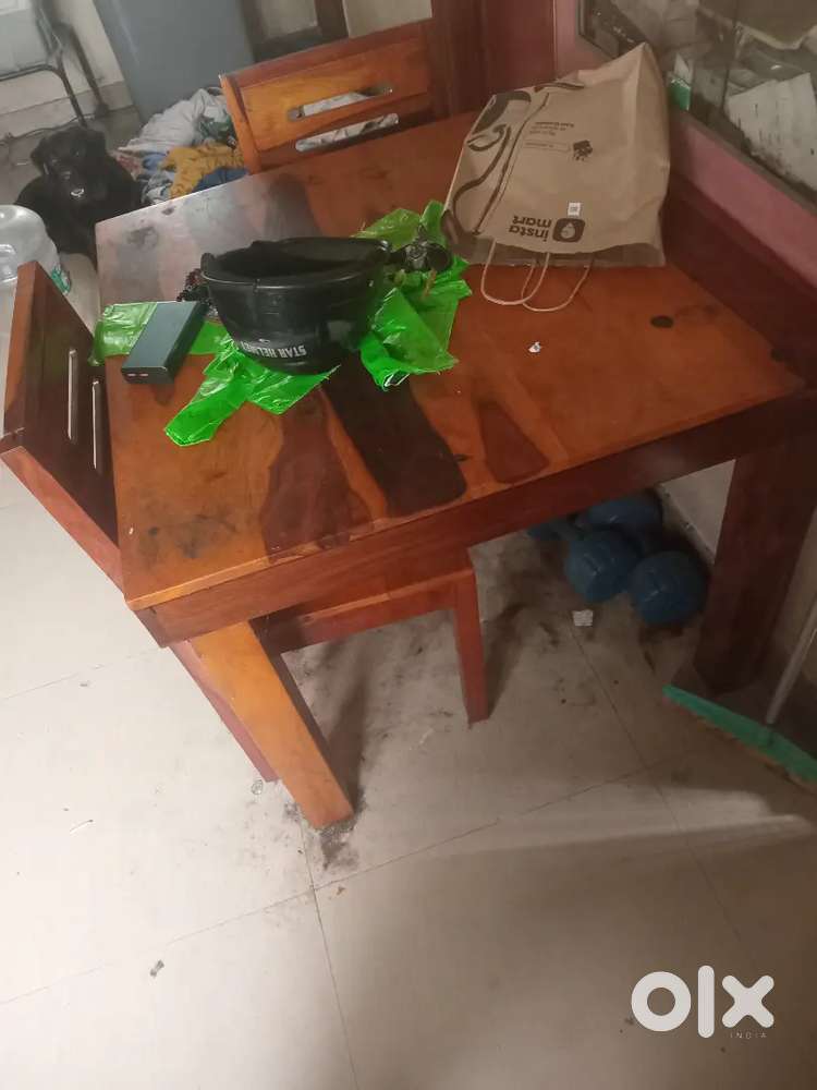 Table set with 2 chairs