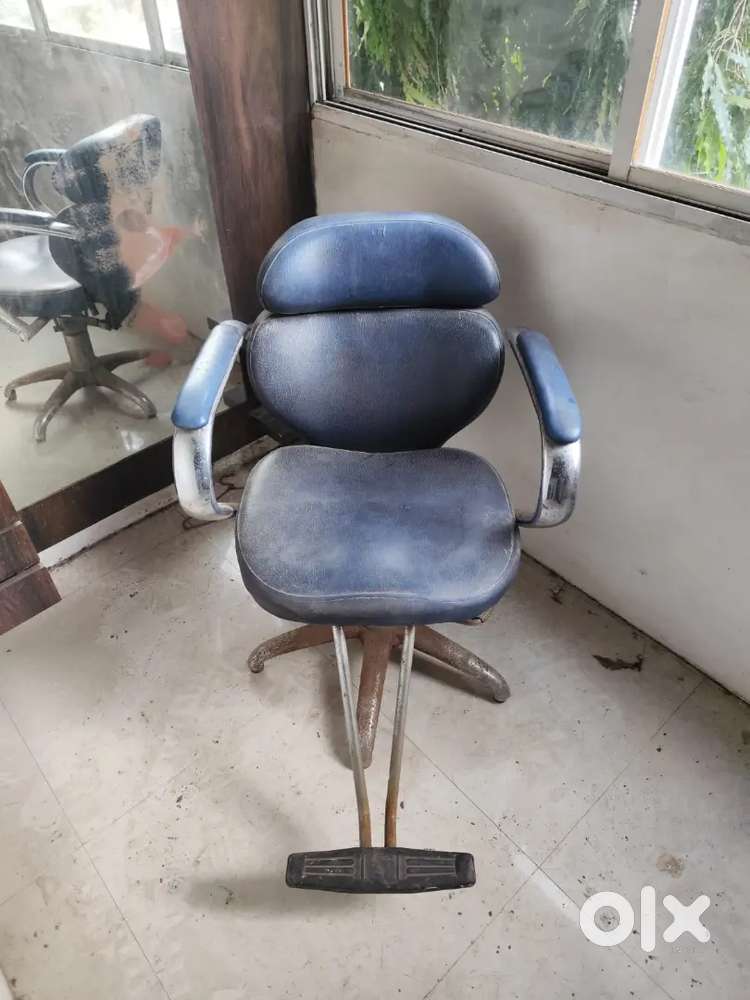 Beauty parlor chair