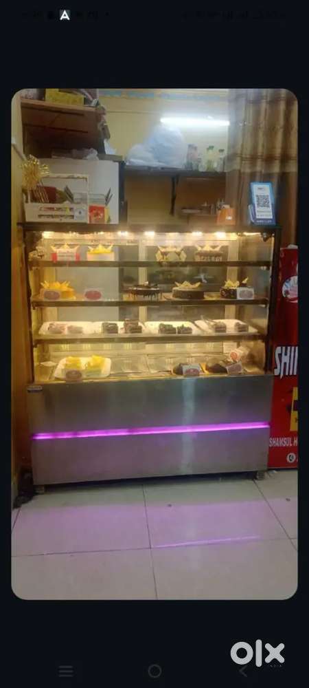 Cake display counter