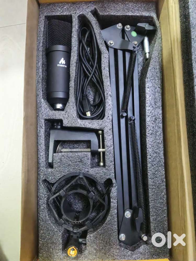 Maono Au- A04 professional podcasting microphone kit.