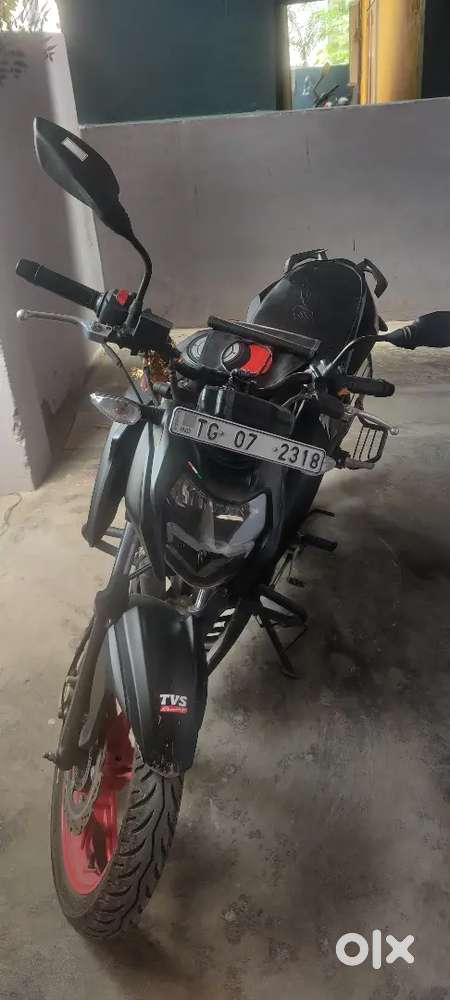 2024 TVS Apache RTR 160 4V Dual ABS – Only 5150 km,  black & red.