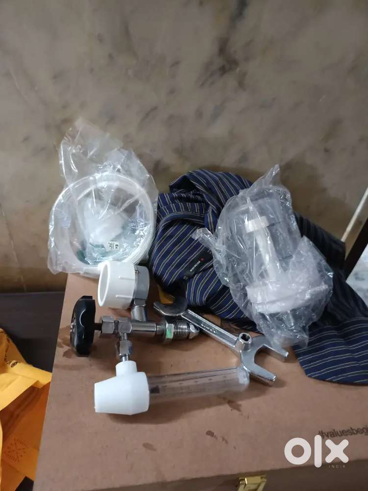 Oxygen gas cylinder with accessories