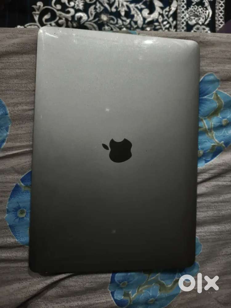MacBook Air M1 chip 256 gb.  1 year complete ek v scratch nahi hai .