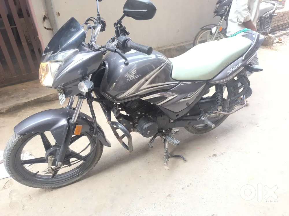 Shandar condition mein bike Honda shine