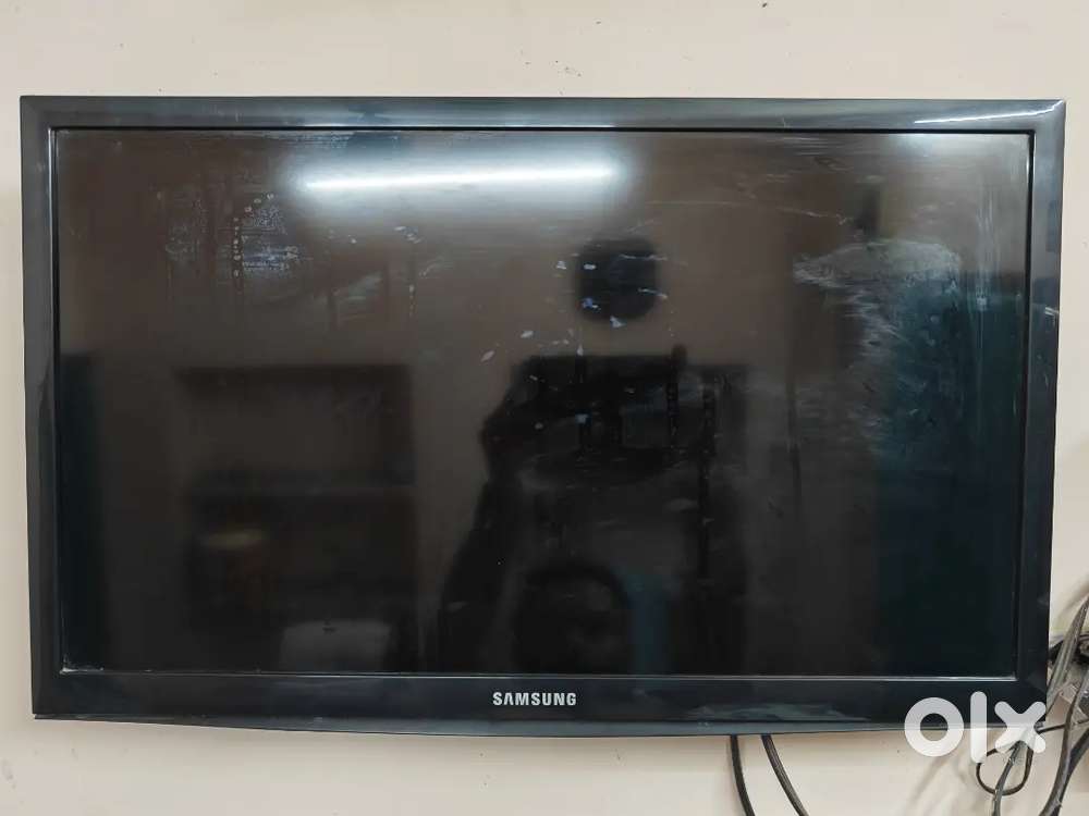 Led tv 28 inch with wall stand