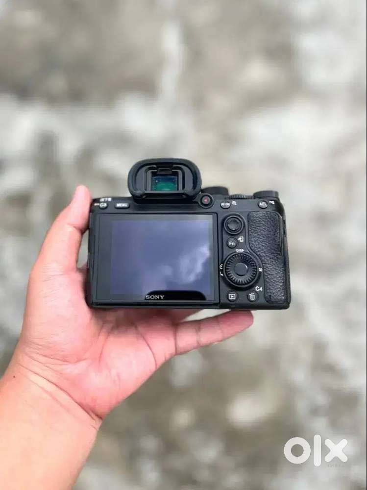 Sony Alpha ILCE-7M3 Full-Frame 24.2MP Mirrorless Digital SLR Camera Bo