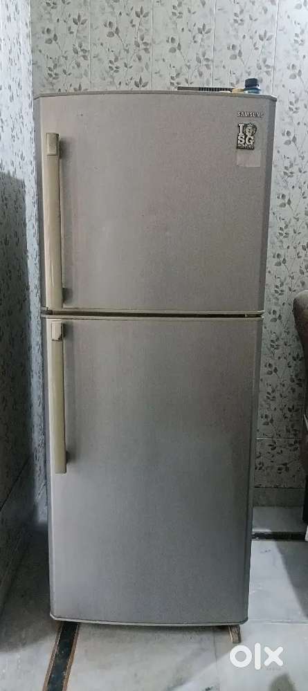 Samsung double door fridge400 ltr cap.