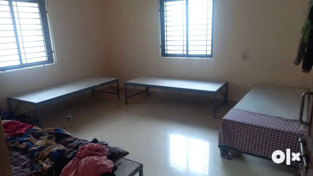 Girls hostel 3sited avilable
