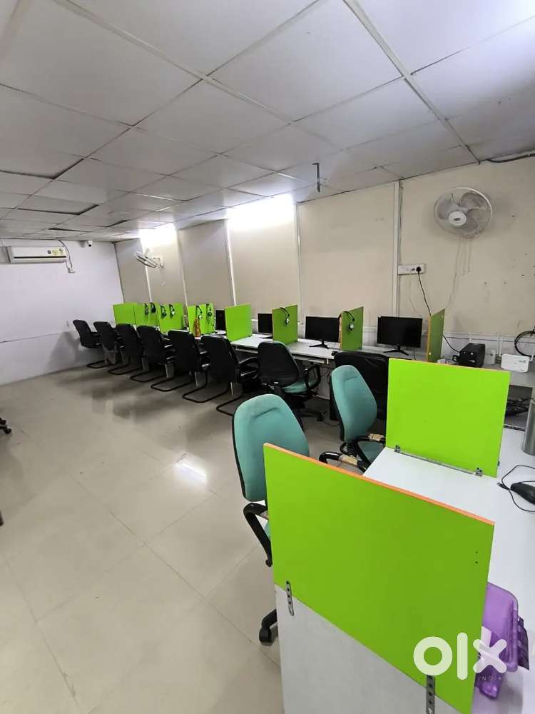 Arera colony main rd office space 900 sqft with 3 A/C & 20 ppl sitting
