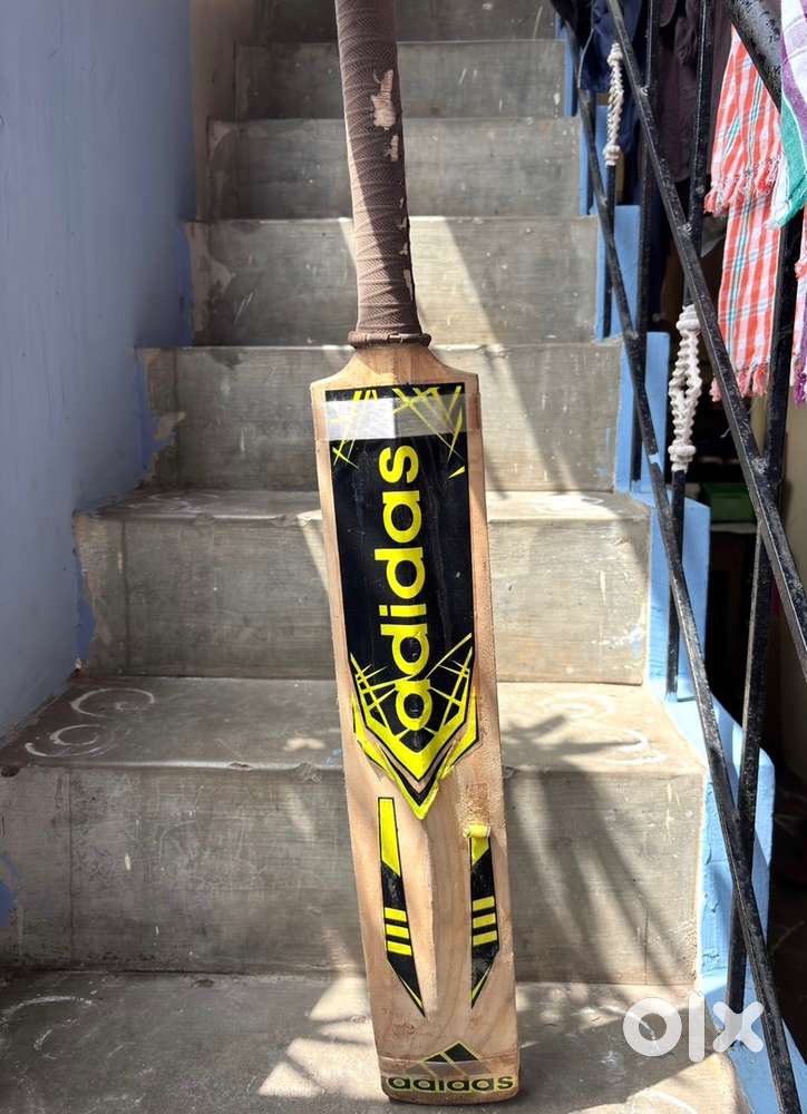 Adiddas bat looking like a new very less use