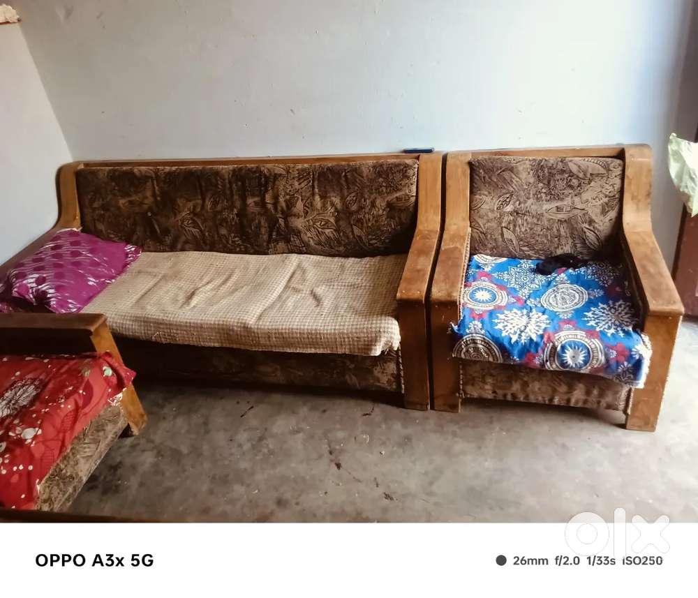 Mera sofa se sabki lakadi ka hai