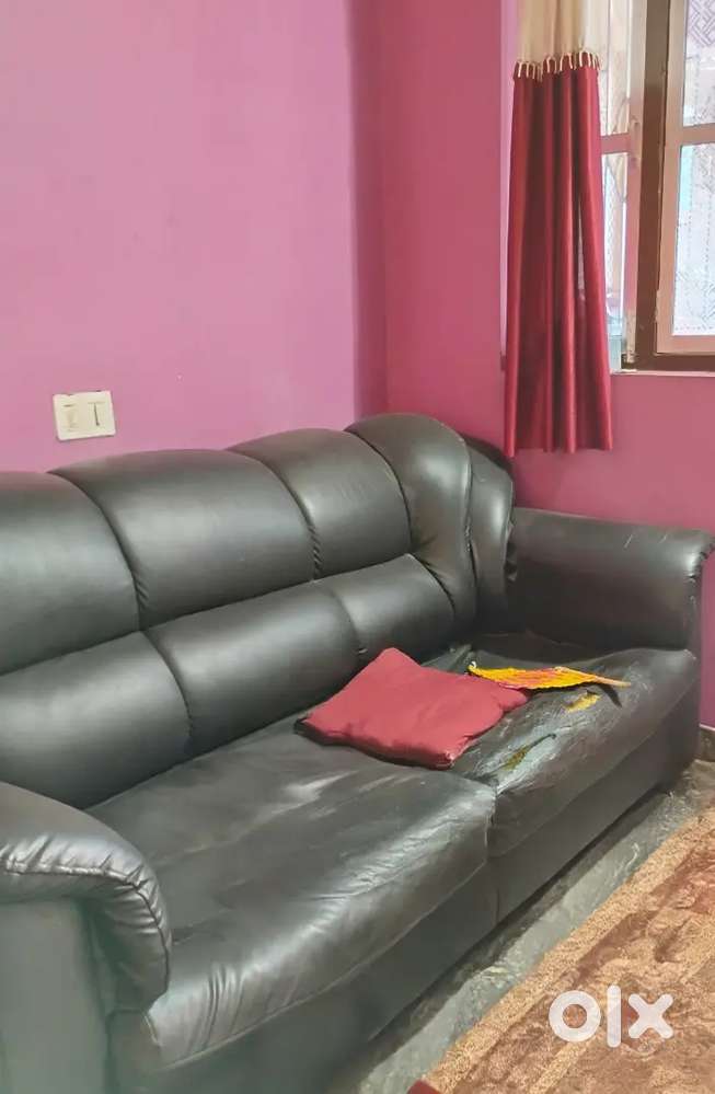 Black coloured sofa set of 3