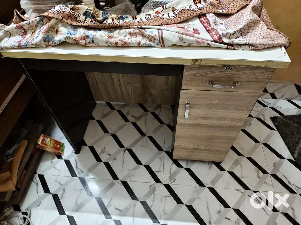Computer table