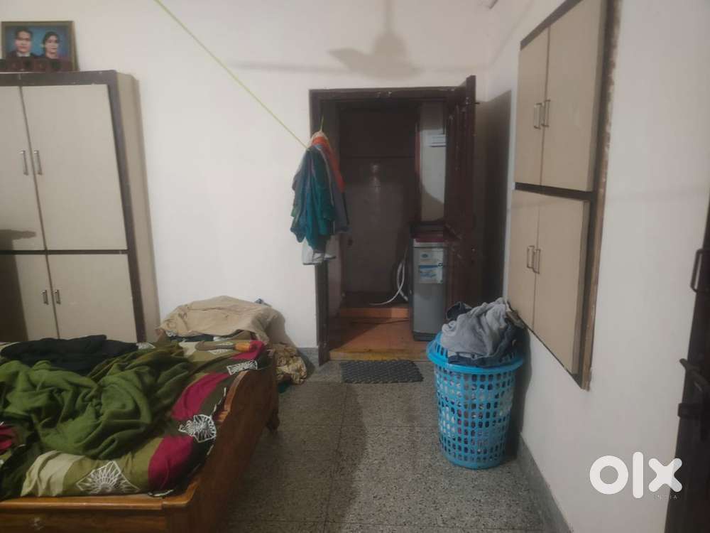 Paying guest available