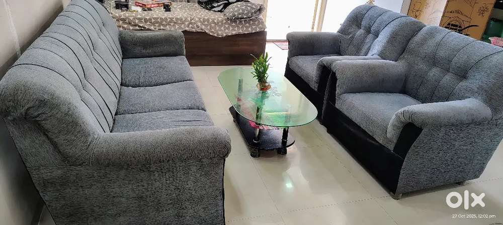5 Seater, Black Colour Sofa along with table for Sale