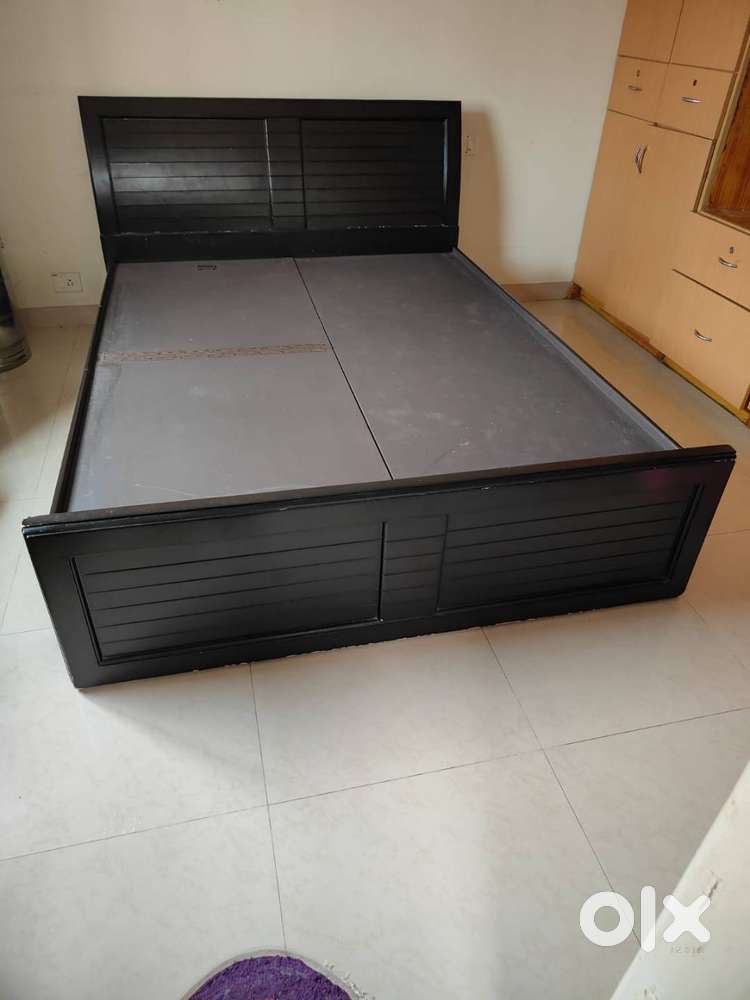 Queen size storage bed